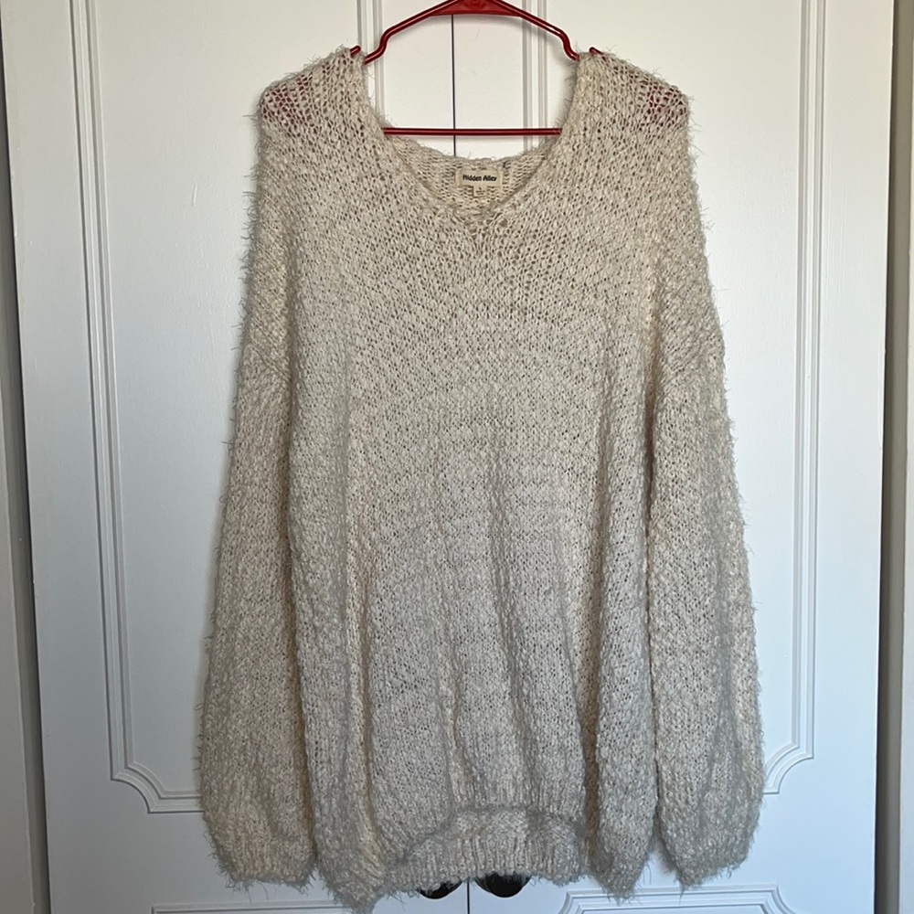 FINAL SALE FREE WITH ANY PURCHASE, JUST ADD TO BUNDLE 
Fuzzy Sweater